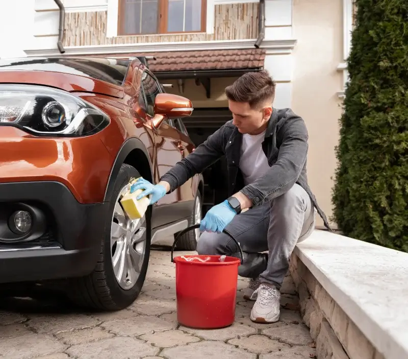 Lavage auto à domicile Saint-Cyr-sur-Morin : professionnel intervenant sur un véhicule
